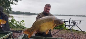 Uczestnik zawodów karpiowych Carp Servis Václavík z pięknym karpiem złowionym podczas jesiennej zasiadki