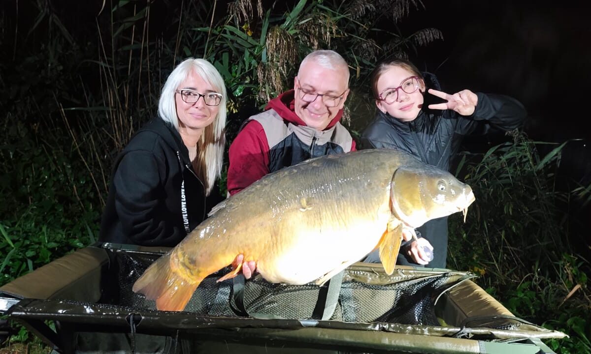 Rodzina z rybą podczas zawodów Jesień z Carp Servis Václavík – karpiowa pasja łączy pokolenia