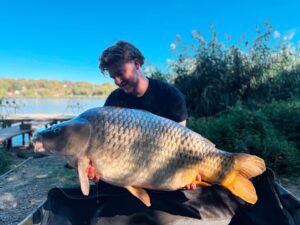 Duży karp o wadze 23,700 kg złowiony przez Team Carp Servis Václavík na produkty Szatan na łowisku Harsányi Horgásztó.