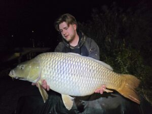 Karp o wadze 23 kg złowiony na produkty o aromacie Szatan Carp Servis Václavík podczas jesiennego karpiowania na Węgrzech.